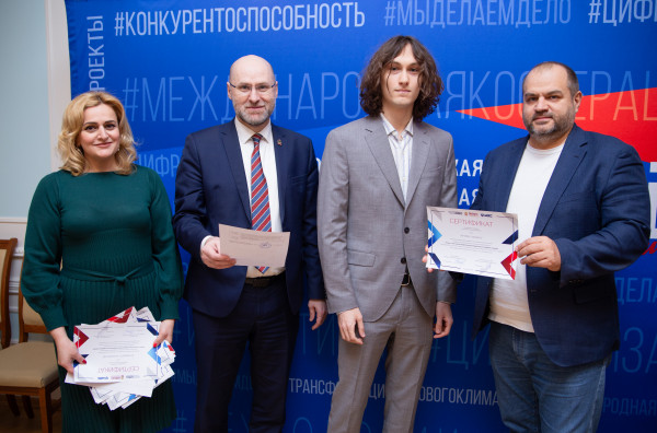 Финальная точка пилотного проекта «Деловой России» и РАНХиГС: Максим Загорнов вручил сертификаты о прохождении стажировки в ОАЭ студентам академии