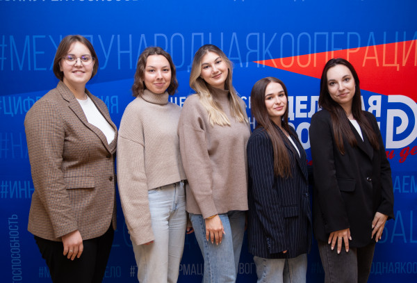 Финальная точка пилотного проекта «Деловой России» и РАНХиГС: Максим Загорнов вручил сертификаты о прохождении стажировки в ОАЭ студентам академии